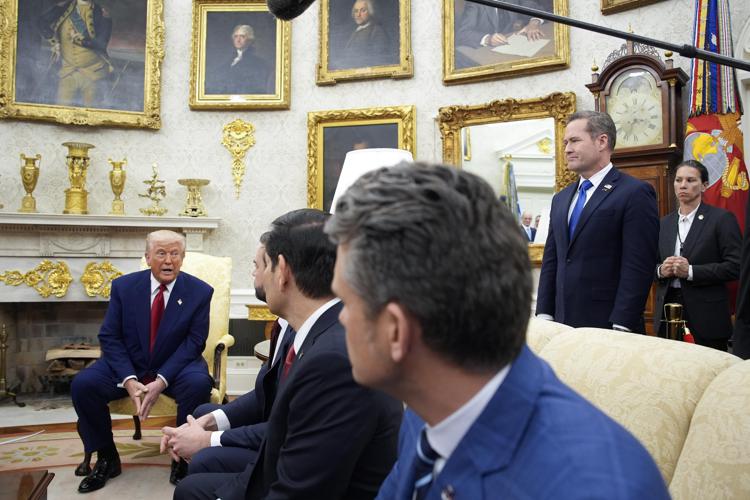 Mike Waltz in piedi nello Studio Ovale con Donald Trump