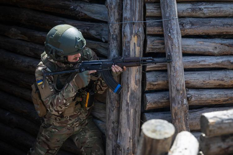 Esercitazione di un soldato in Ucraina - Afp