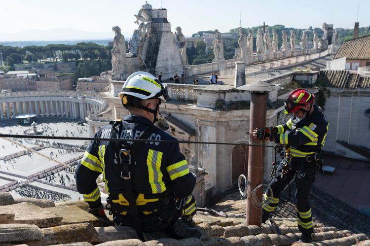 Vigili del fuoco montano il comignolo