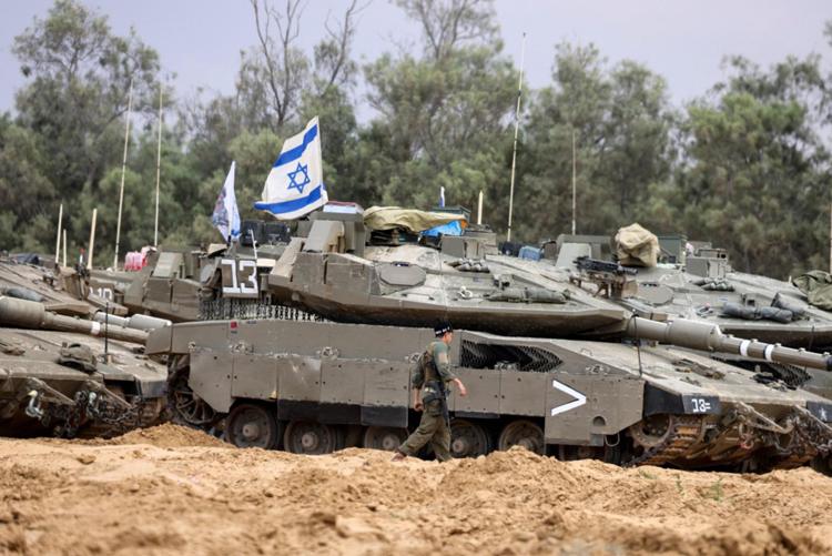 Carri armati israeliani al confine con la Striscia di Gaza - Afp