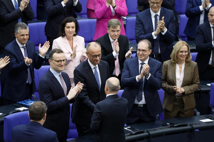 Merz applaudito in Parlamento - Afp