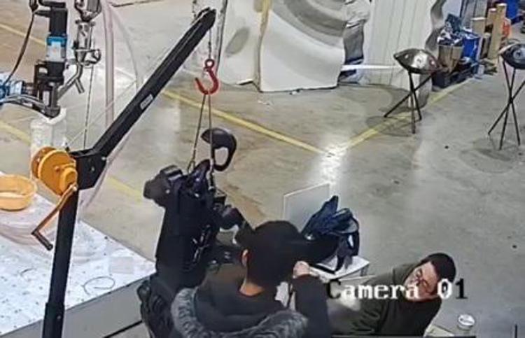 Un frame del video virale sui social - X