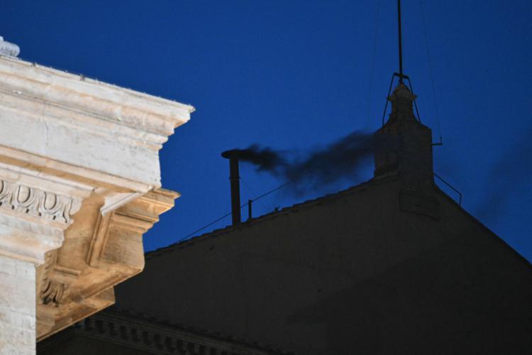 Il fumo nero dal comignolo della Sistina (Afp)