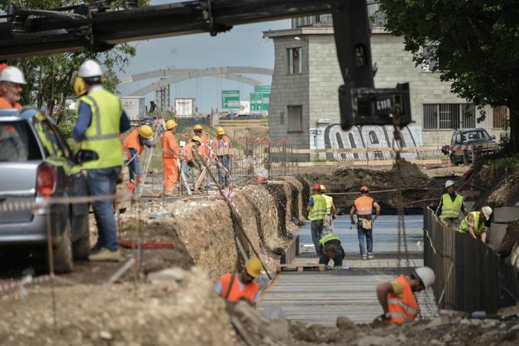 Operai in cantiere - Fotogramma