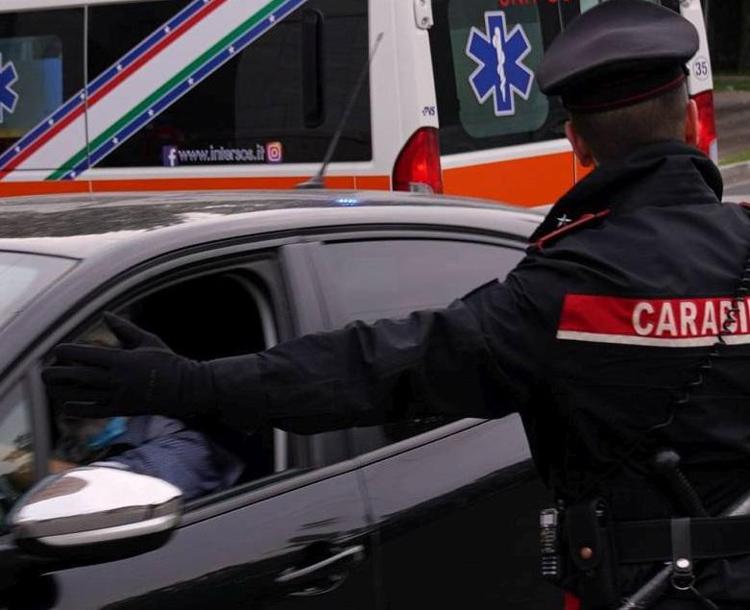 Ambulanza e carabinieri (Fotogramma/Ipa)