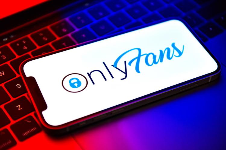 Il logo di OnlyFans su smartphone e Pc (Fotogramma/Ipa)