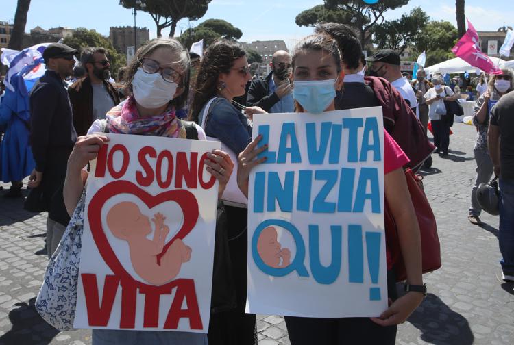 Manifestanti marcia per la vita organizzata dall'associazione Pro Vita e famiglia Onlus - Ipa