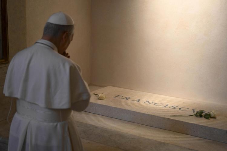 Papa Prevost prega davanti alla tomba di Francesco (Ipa)