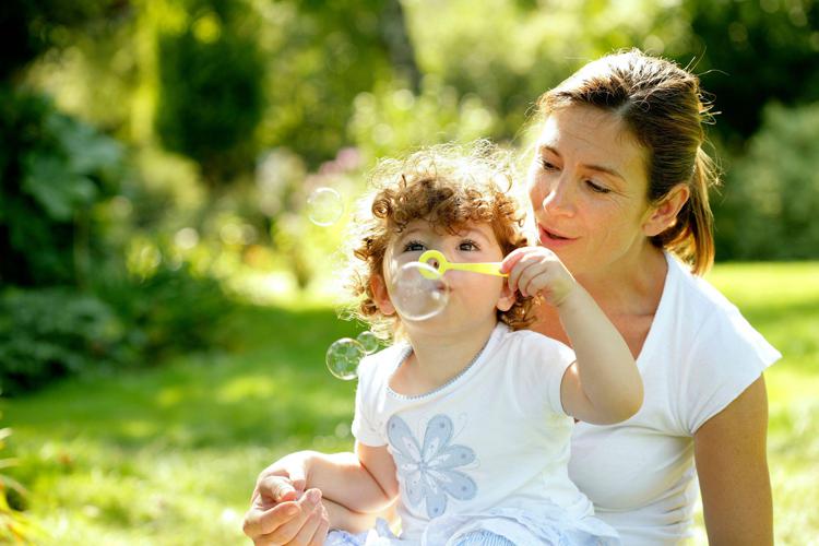 Una mamma gioca con sua figlia - 

