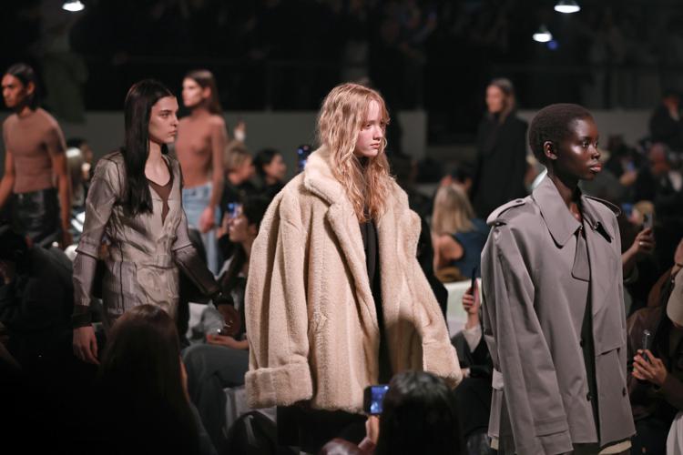 La sfilata di MM6 Margiela, brand del gruppo Otb, a Milano (Ipa/Fotogramma)