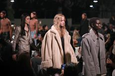 La sfilata di MM6 Margiela, brand del gruppo Otb, a Milano (Ipa/Fotogramma)
