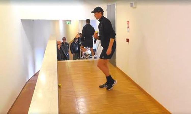 Jannik Sinner nei corridoi del Centrale