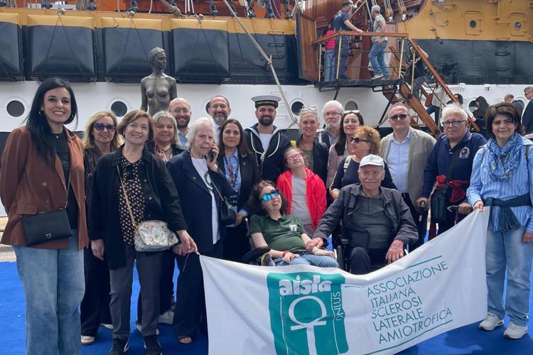 Malattie rare, Aisla a bordo nave Vespucci: per una cura come rotta comune