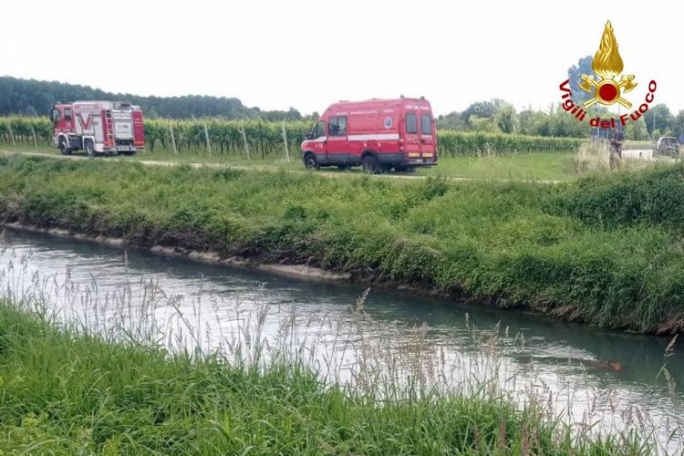 Le ricerche della donna scomparsa. Foto dei vigili del fuoco