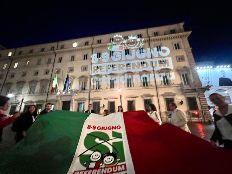 Il logo proiettato sulla facciata di Palazzo Chigi, foto Adnkronos