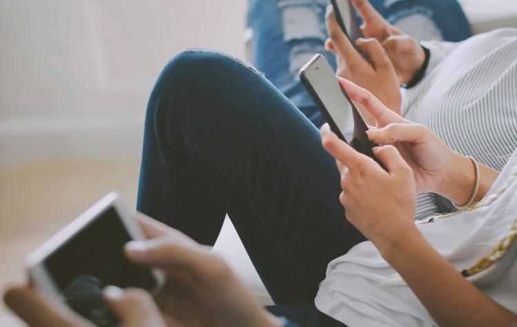 Giovani con lo smartphone - 

