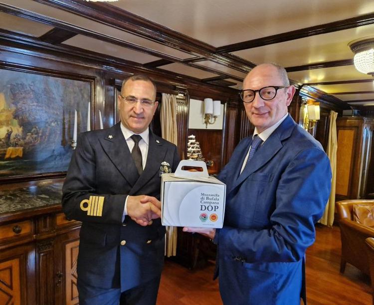 Il capitano di Vascello Giuseppe Lai, comandante di Nave Amerigo Vespucci con il presidente del Consorzio Domenico Raimondo