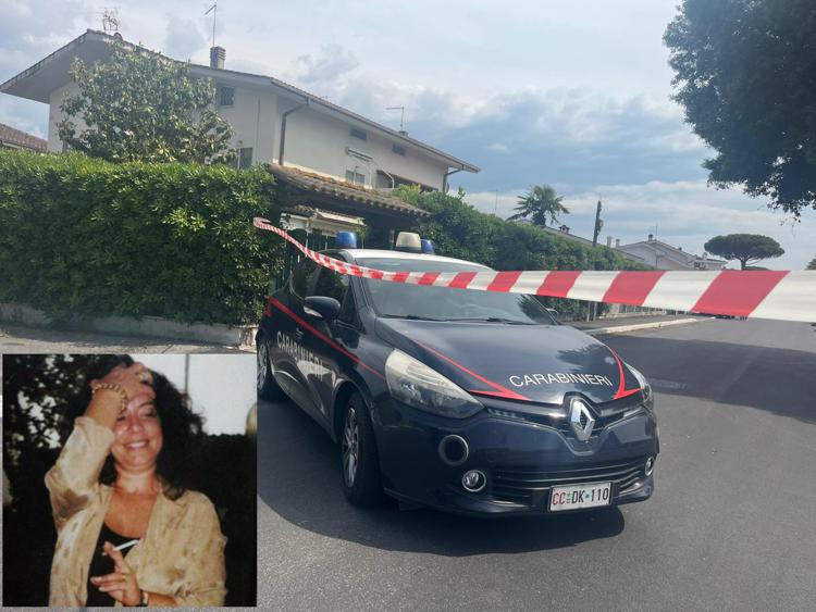Auto dei Carabinieri di fronte alla villa dove è stata trovata morta Stefania Camboni
