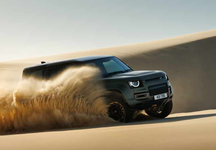 Per JLR utile da 2,5 mld sterline grazie a boom Defender, grande attesa per Range Rover Electric