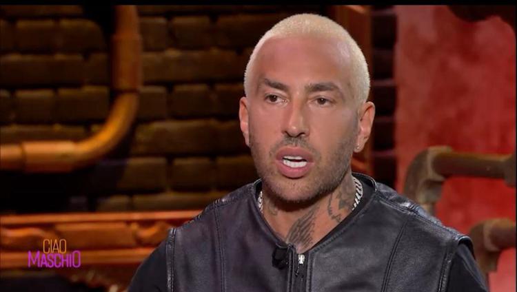 Il noto rapper Luchè, ospite di Nunzia De Girolamo su Rai 1 a 'Ciao Maschio'