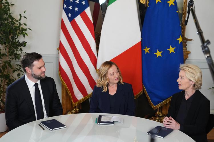 Trilaterale tra Giorgia Meloni, il vicepresidente degli Stati Uniti d'America JD Vance e la presidente della Commissione europea Ursula von der Leyen - (Afp)