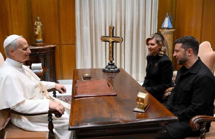 Papa Prevost oggi ha ricevuto il presidente ucraino Zelensky insieme alla molgie Olena Zelenska