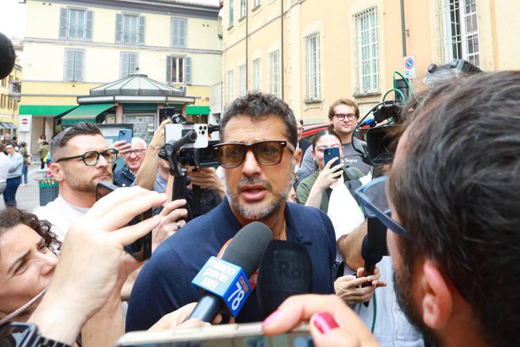Fabrizio Corona davanti alla procura di Pavia, foto Adnkronos