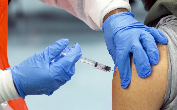 Covid, da Fda Usa cambio di rotta sui vaccini: solo a over 65 e chi ad alto rischio