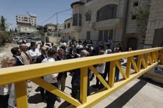 Delegazione Ue davanti al campo profughi di Jenin, in Cisgiordania - Afp