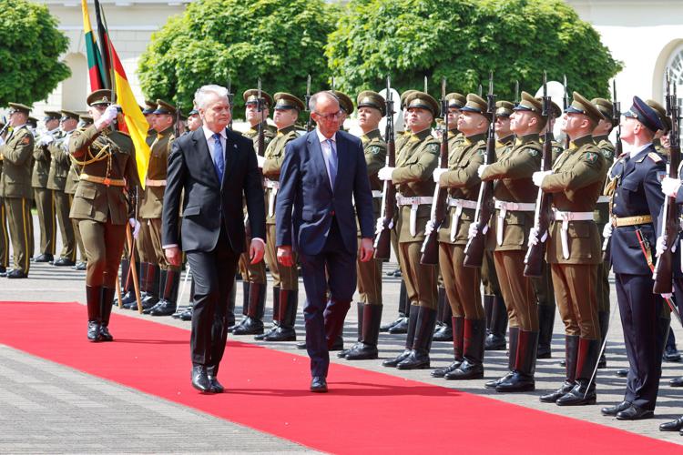 Il presidente della Lituania  Gitanas Nauseda (L) e il cancelliere tedesco Friedrich Merz a Vilnius - Afp