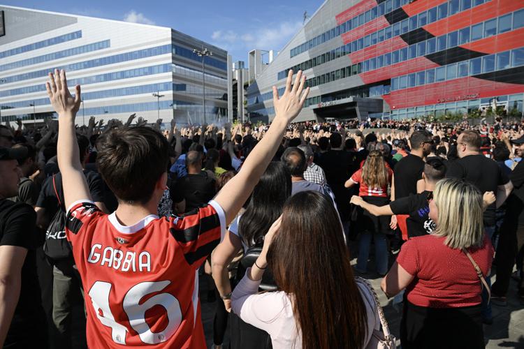 La protesta dei tifosi rossoneri (Afp)