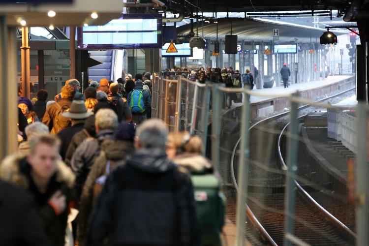 Passeggeri alla stazione di Amburgo - Ipa