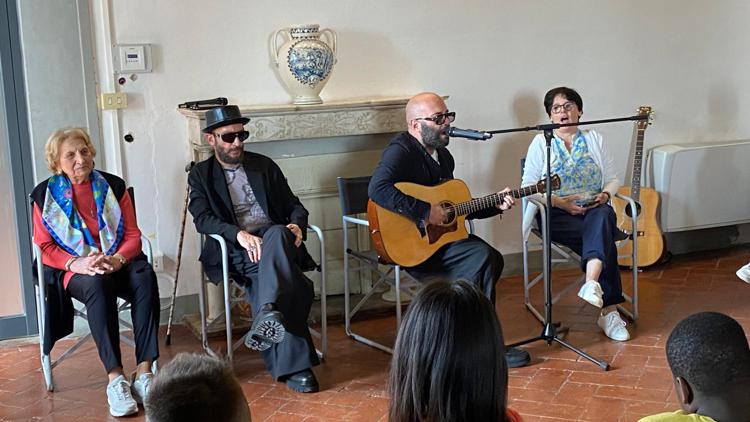 A Firenze Giuliano Sangiorgi porta la sua musica tra i ragazzi