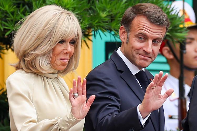 Brigitte ed Emmanuel Macron durante la visita di Stato in Vietnam - Ipa