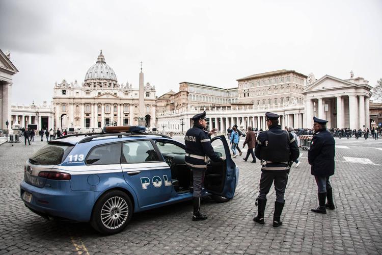 Polizia in piazza San Pietro - Ipa