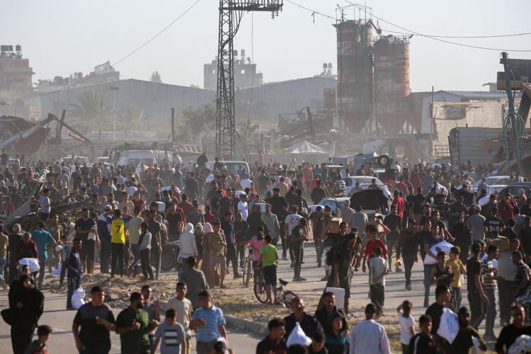 Palestinesi a Deir el-Balah (Afp)