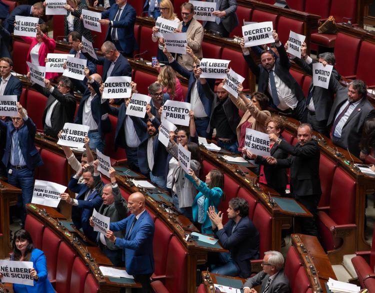 La protesta delle opposizioni in Aula