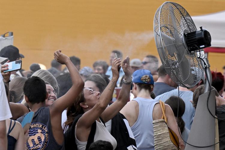 Turisti alle prese con il caldo record a Roma - Afp