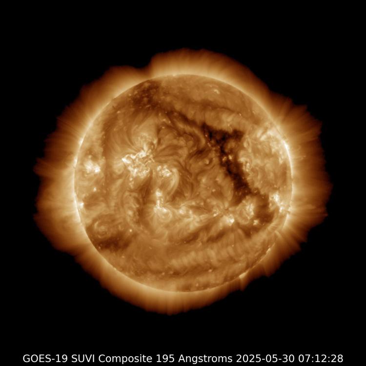 Le immagini del Sole scattate dal Solar Dynamics Observatory della NASA mostrano un grande buco coronale sul Sole. 