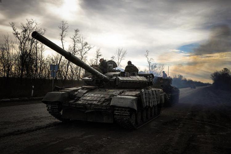 Ucraina, Mosca costringe Kiev a concessioni su tempi e luogo negoziati: l'analisi
