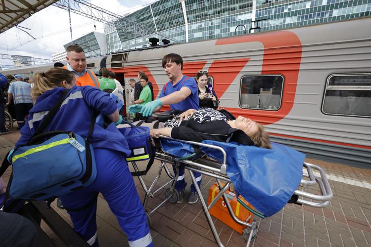 Mosca, soccorritori alla stazione all'arrivo dei feriti dopo il crollo nella regione di Bryansk - Afp