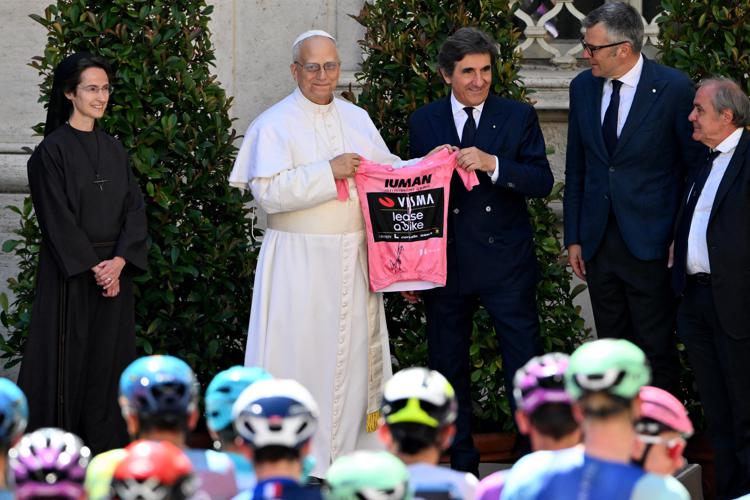 Ciclisti fermi di fronte a Papa Leone XIV (Afp)