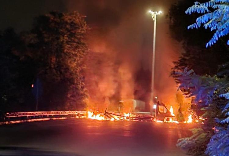 Camion in fiamme a Lacchiarella, Milano, dopo l'assalto al centro logistico
