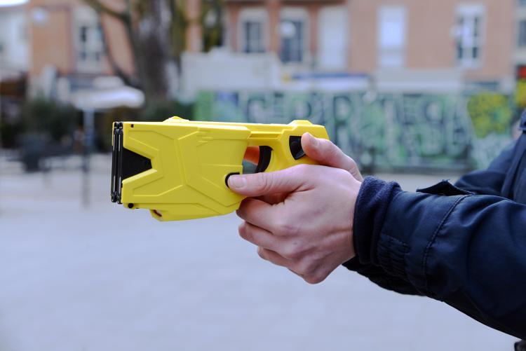 Un taser (Fotogramma/Ipa)