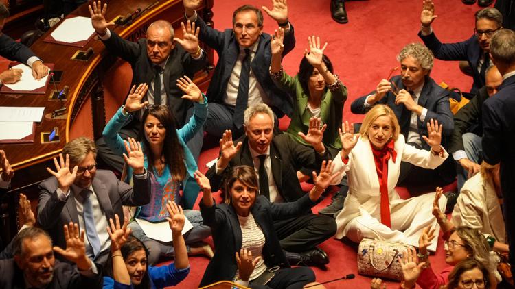 Dl Sicurezza, la protesta in Senato di Pd, M5S e Avs - Adnkronos