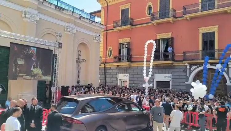Il piazzale davanti alla Basilica di Sant'Antonio durante i funerali di Martina Carbonaro