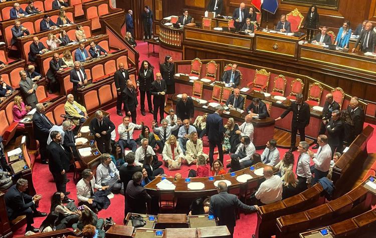 Opposizioni in protesta in Senato durante la discussione sul dl Sicurezza, poi approvato