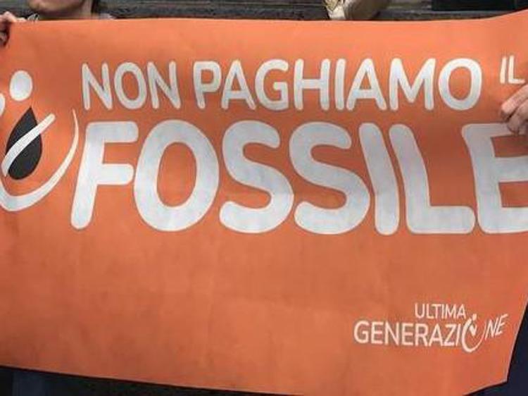 Striscione di Ultima Generazione (Fotogramma/Ipa) 