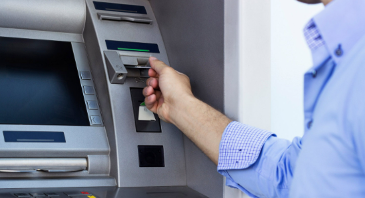Banche, senza sportelli il 37% Comuni lombardi: cosa succederà con il risiko?
