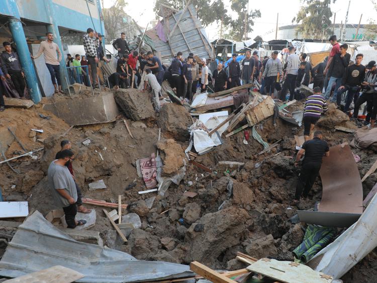 Bombe su abitazioni nella Striscia di Gaza (Afp)